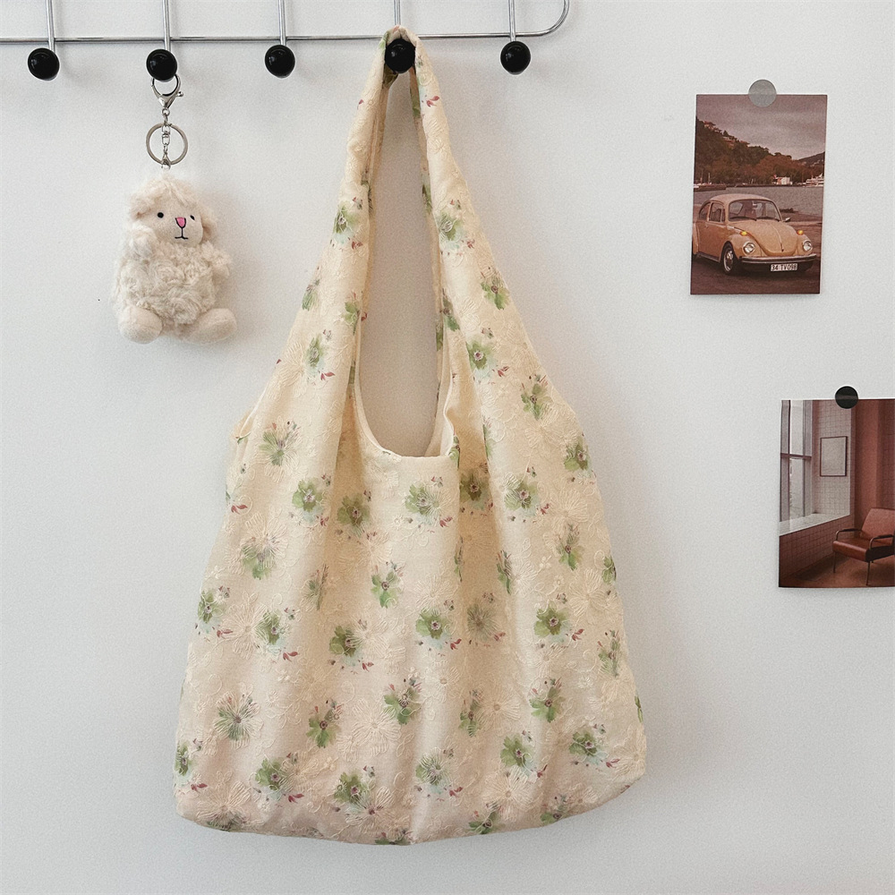 47121 Korean-style embroidered flower canvas bag vest bag for girls, student large-capacity commuting and class single-shoulder bag Application Scenario