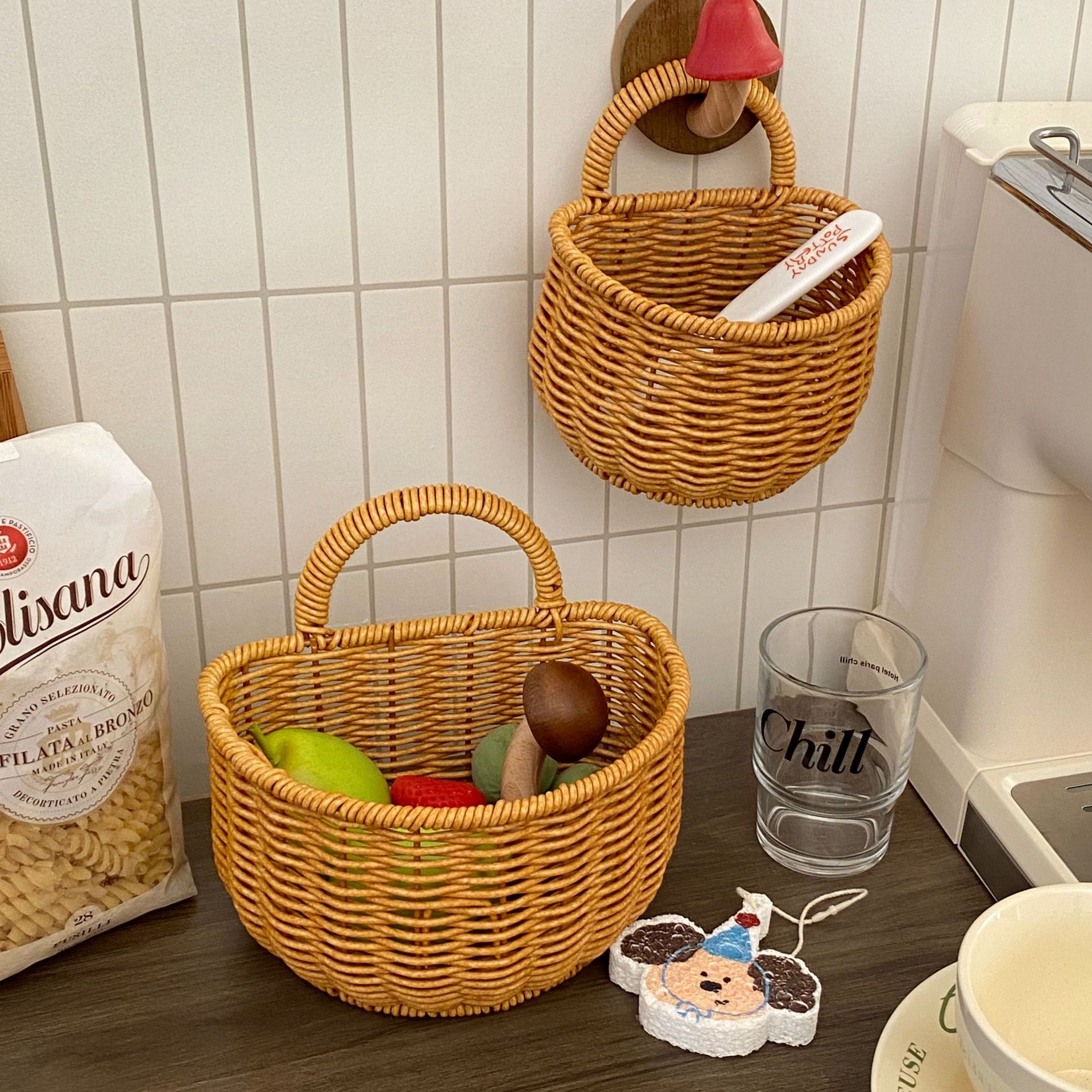 Retro imitation rattan woven storage basket, wall-mounted storage basket, hand-held small basket, fruit basket, vegetable basket, woven storage basket details Picture