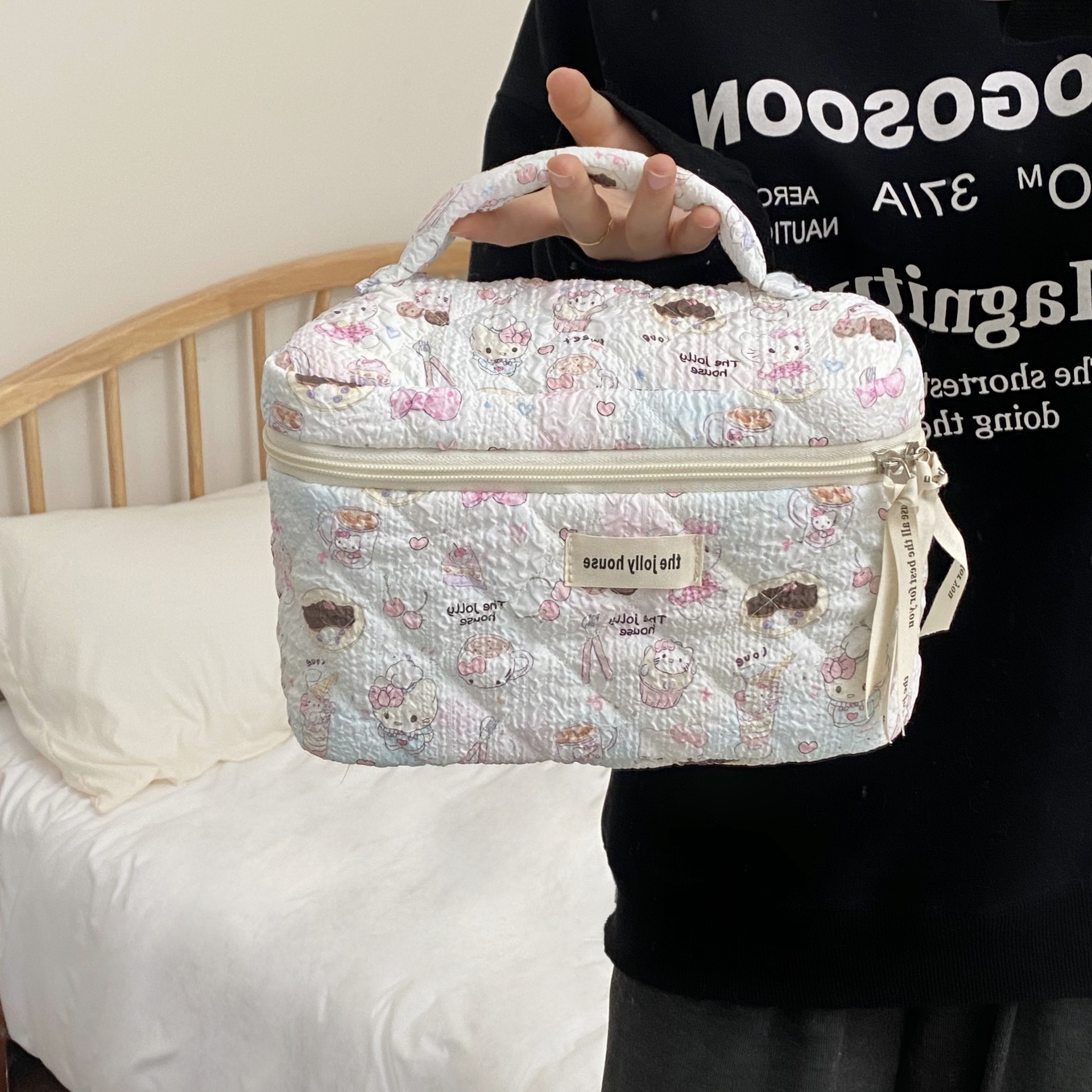 A portable large-capacity travel cosmetics hand-held toiletry bag for women, starting from one piece Application Scenario