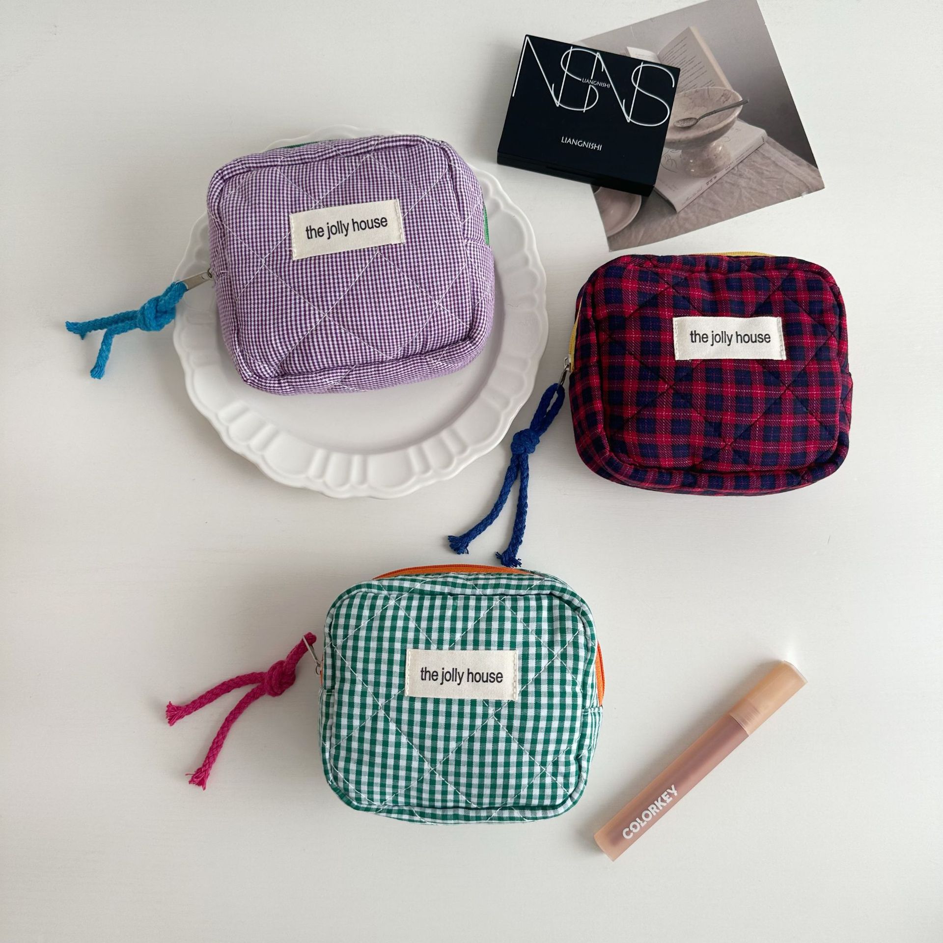 A Korean-style checkered square storage bag with a red envelope opening and compartments, a portable makeup bag, headphones, loose change and tofu bag details Picture