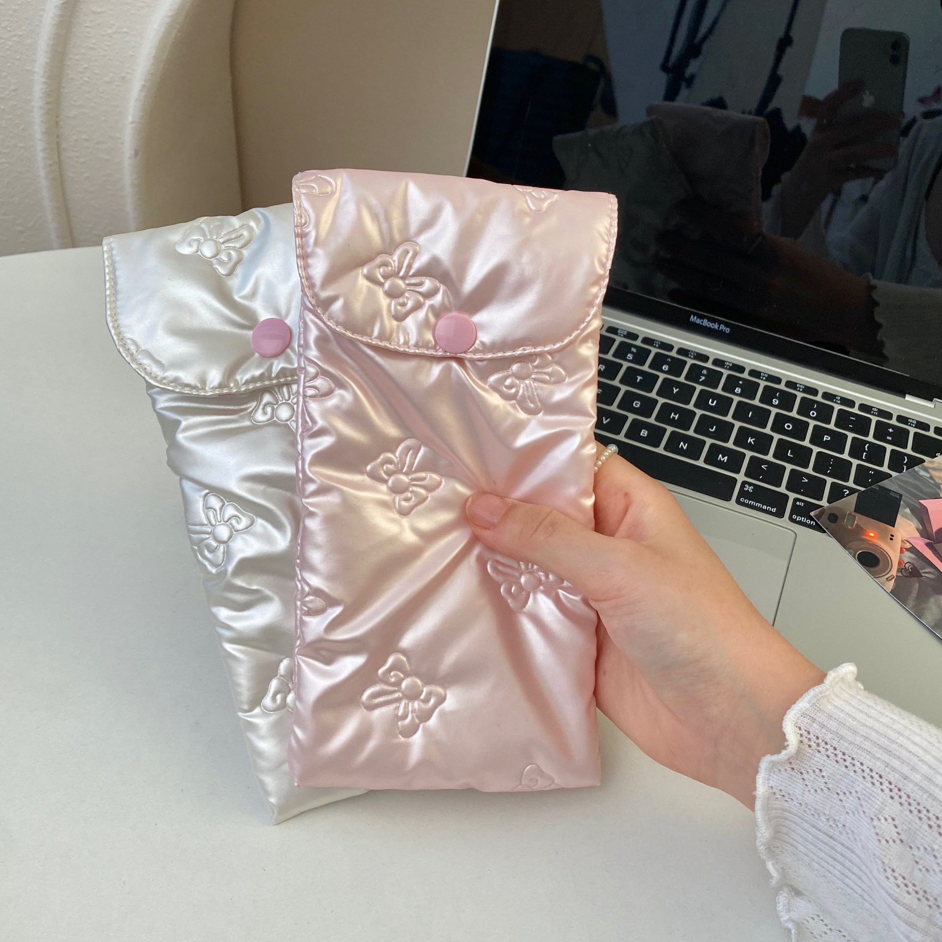 Korean-style PU bow eyeglass storage bag, portable cotton-padded pressure-resistant sunglasses storage bag for girls, and portable eyeglass case Application Scenario