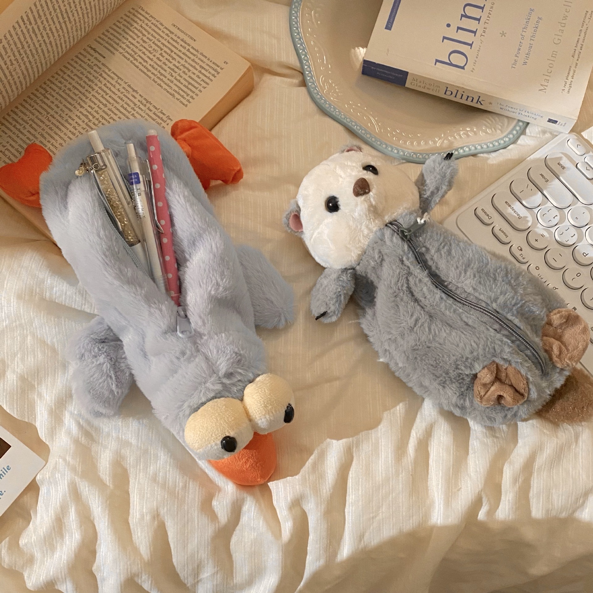 Little joys on the Desk ~ Cute plush pencil case, large capacity student cartoon Robin stationery box, junior high school student full figure