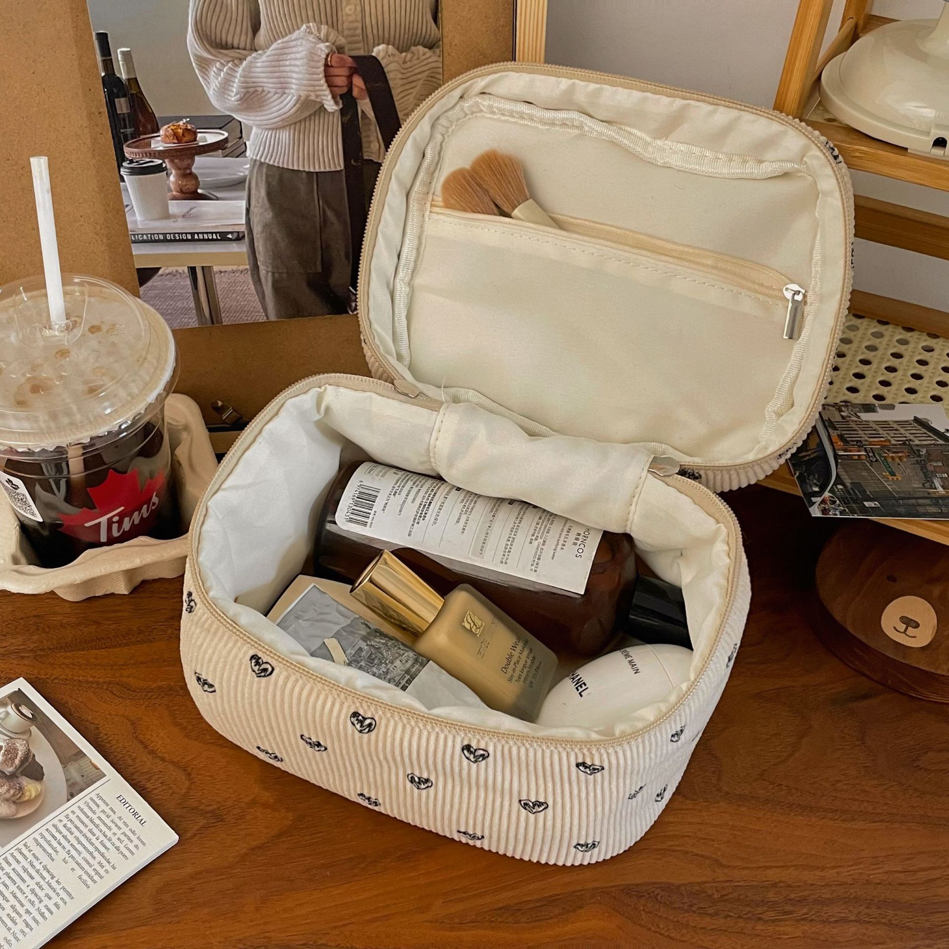 Corduroy heart-shaped makeup bag for women, large-capacity, high-end portable hand-held makeup bag, cosmetics storage bag Specification drawing