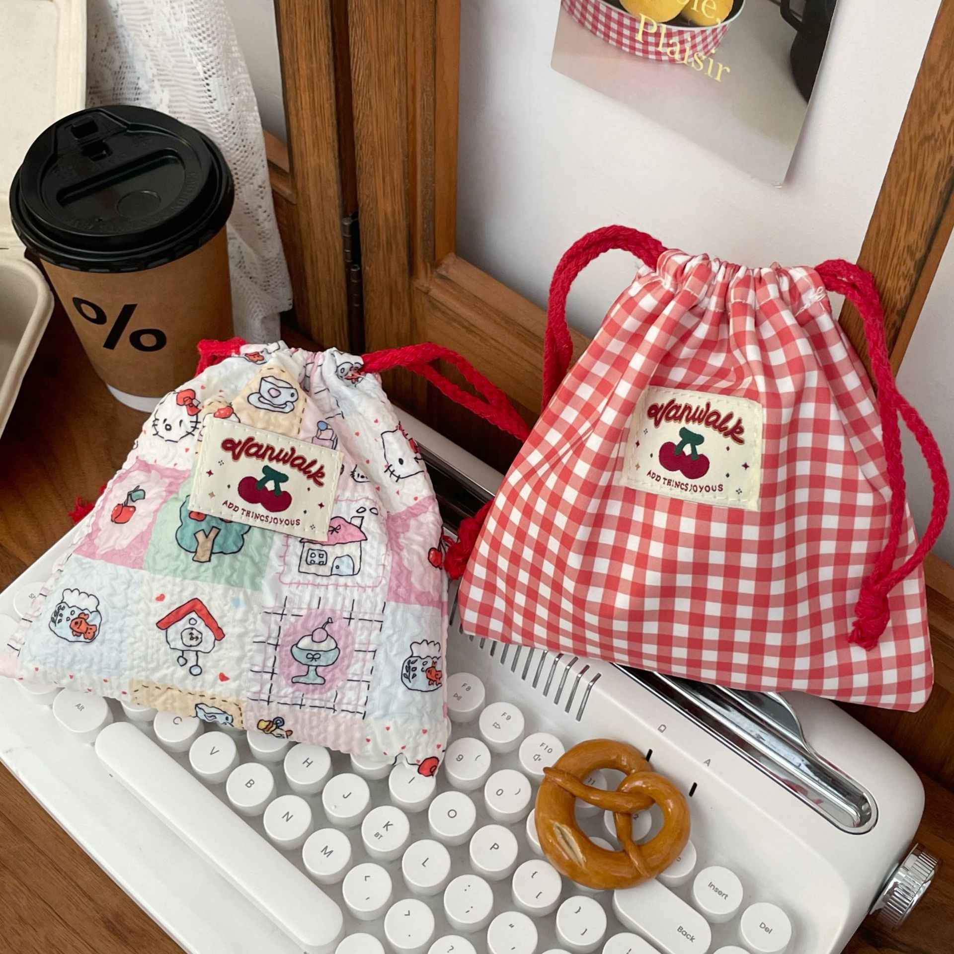 2025 New cherry bundle pocket cartoon cat portable and exquisite storage bag, large-capacity coin purse for travel Application Scenario