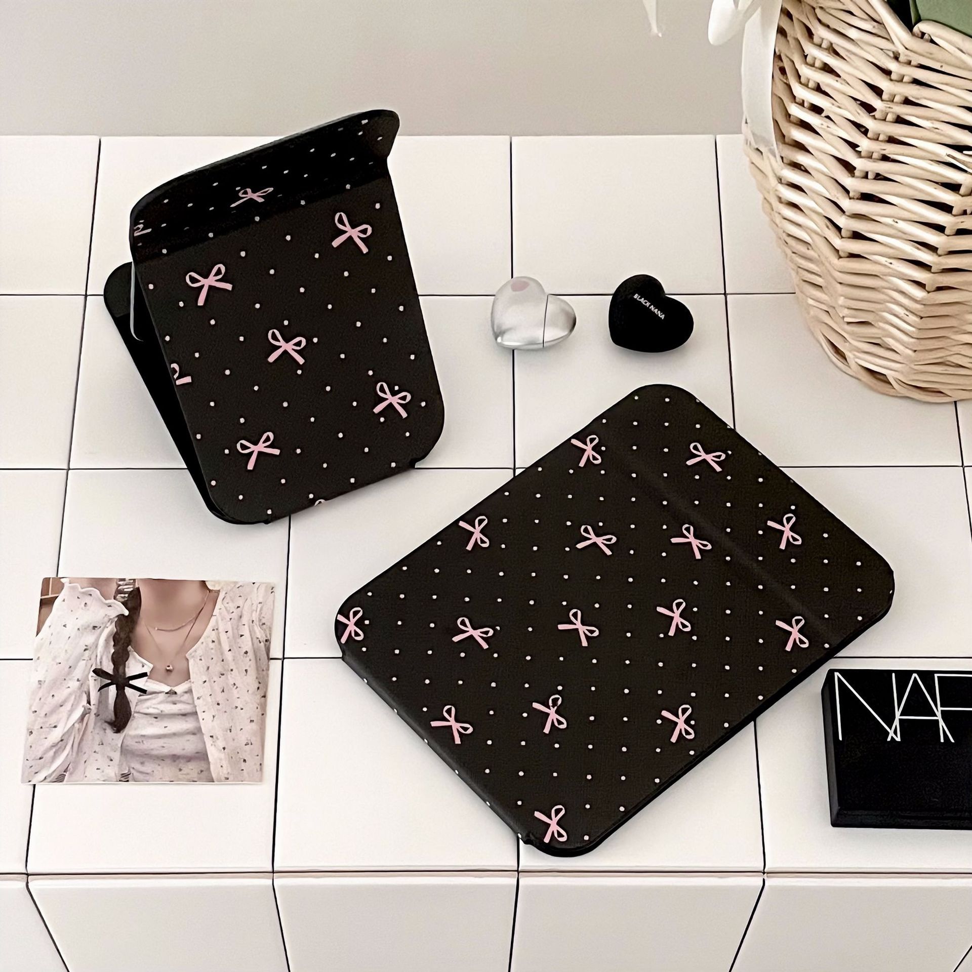 Pink bow, retro folding small mirror, portable student dormitory desktop dressing mirror Application Scenario