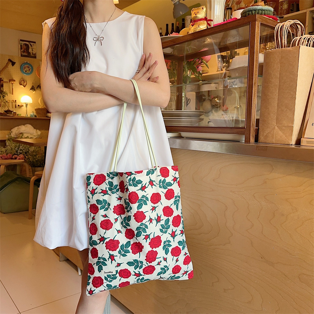 44303 Korean-style new flowered canvas bag, student retro large-capacity travel and vacation tote bag, single-shoulder bag Application Scenario