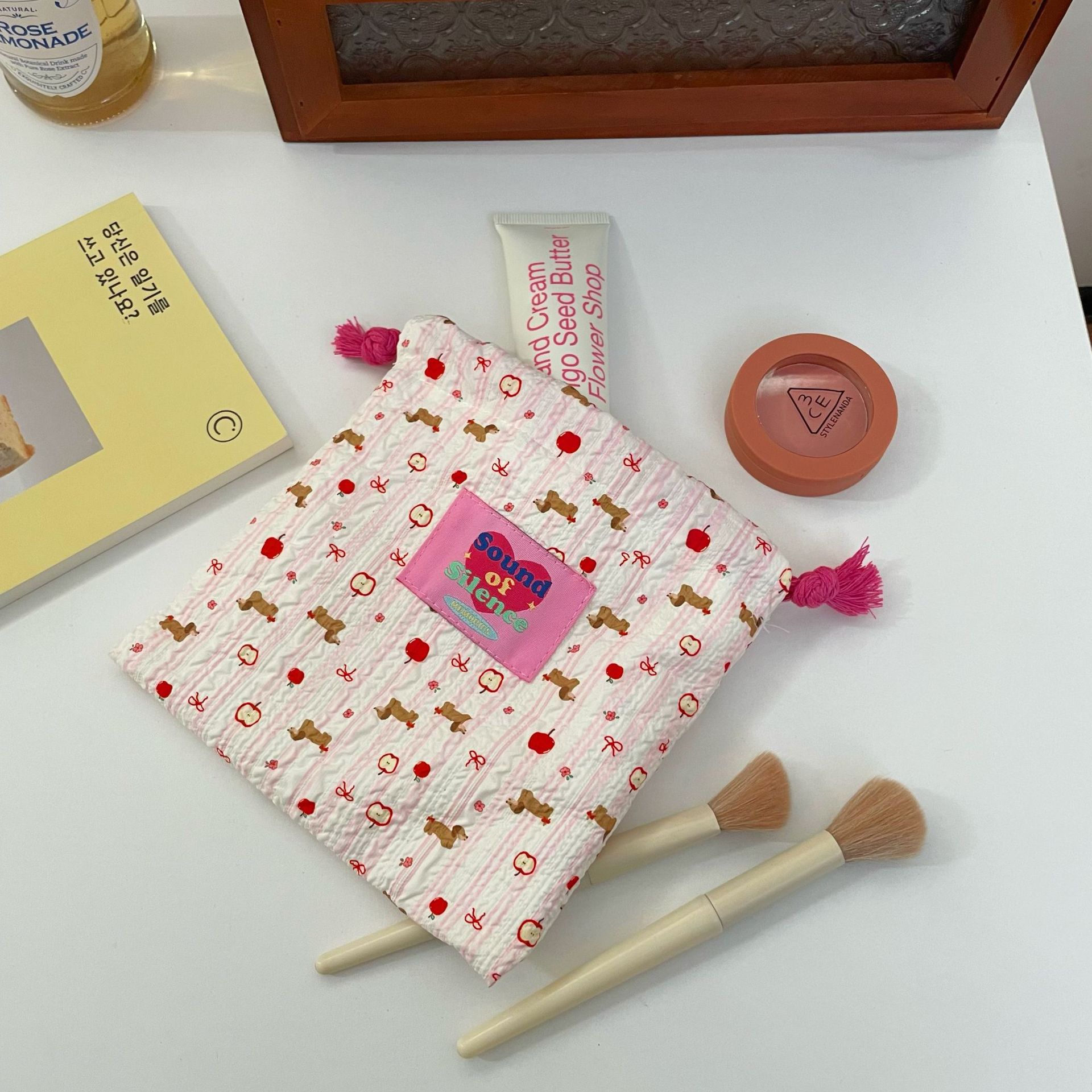 A cute and unique foam storage bag with a drawstring for a girlish heart. It's a small pocket for carrying things around and a red envelope Application Scenario