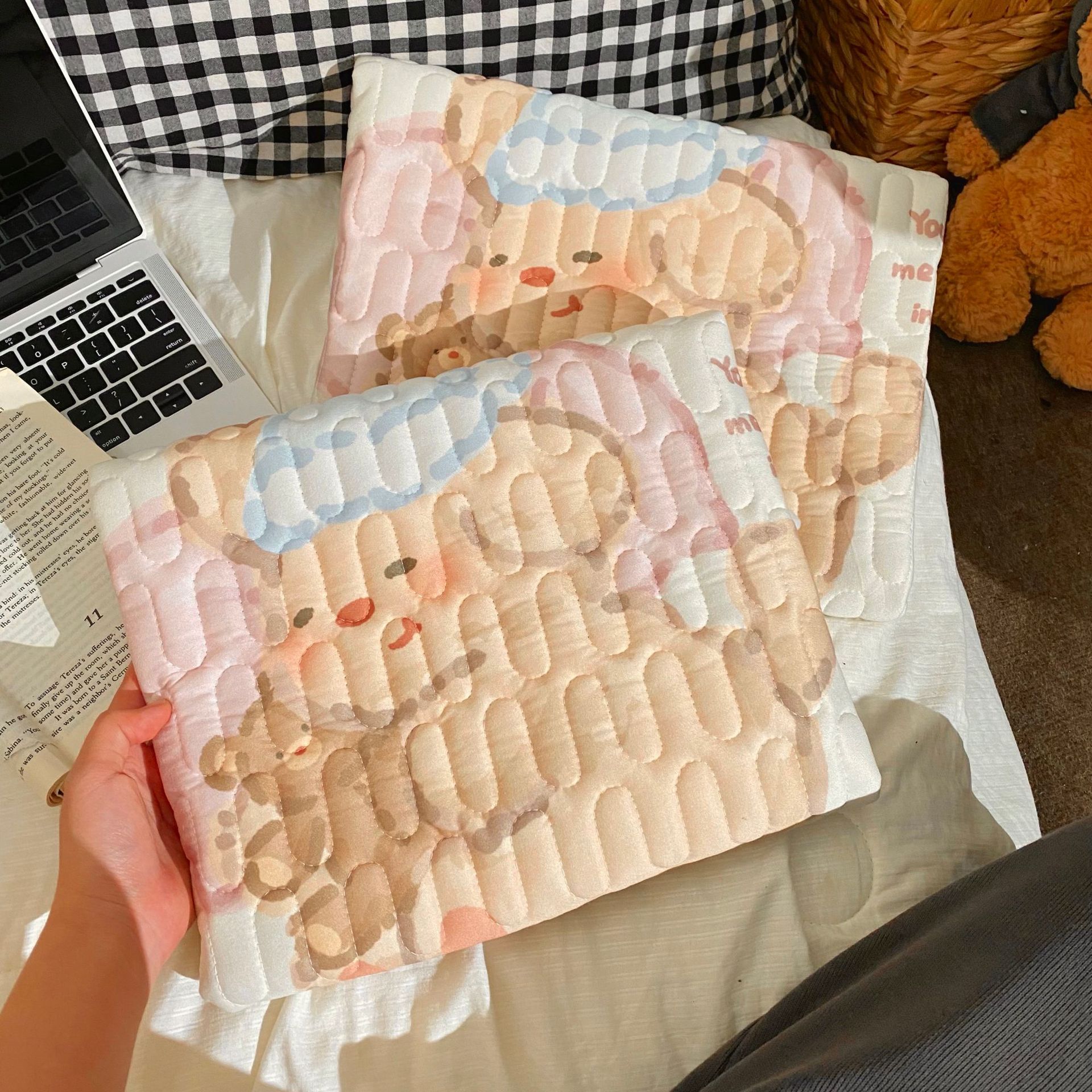 Original best-selling cartoon menstrual pads, women's mattresses during menstruation, leak-proof pads, urine-proof pads, adult waterproof and washable Application Scenario