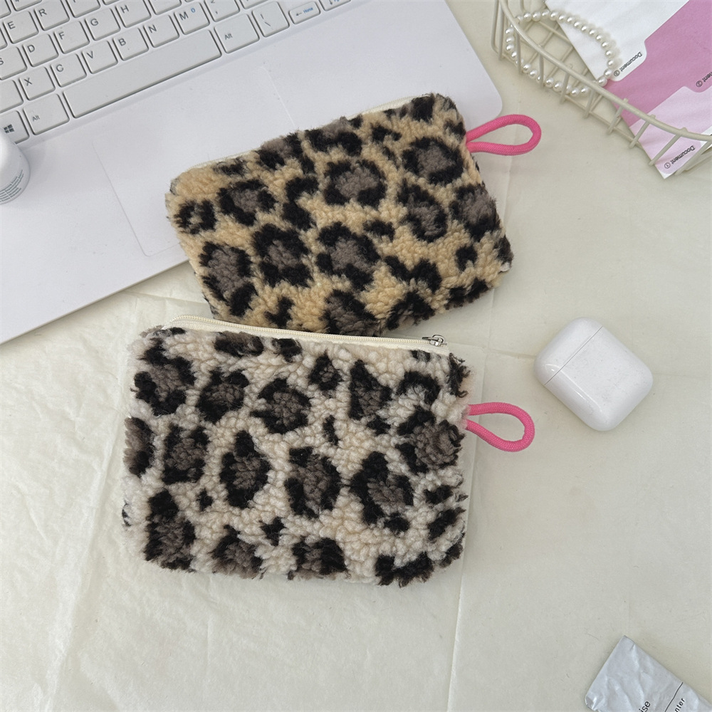 411281 InS-style plush heart-shaped red envelope, student holding a small makeup bag, key, coin purse, ID bag Specification drawing