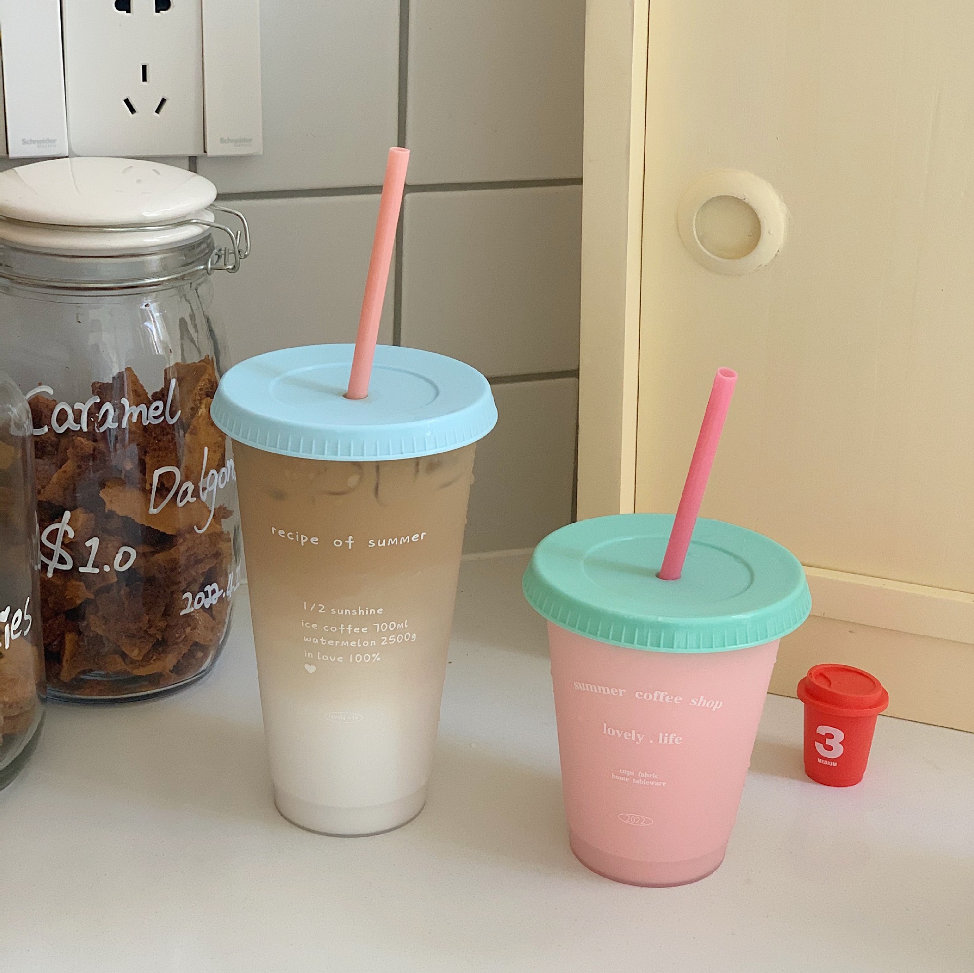 Original homemade, niche and simple straw cups, large-capacity outdoor coffee cups, portable and portable cups, plastic water cups wholesale Application Scenario