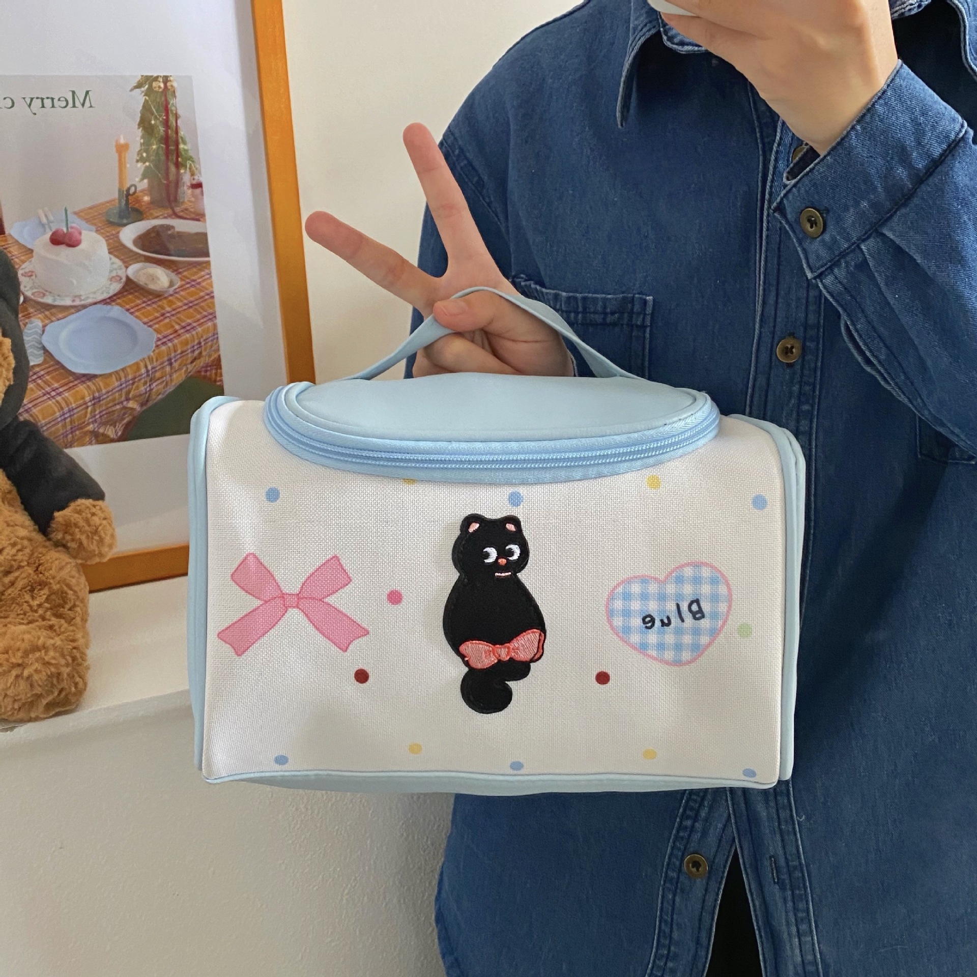 A cute hand-held makeup bag for women, a new 2024 portable large-capacity high-end travel toiletries and skincare storage bag Item Picture