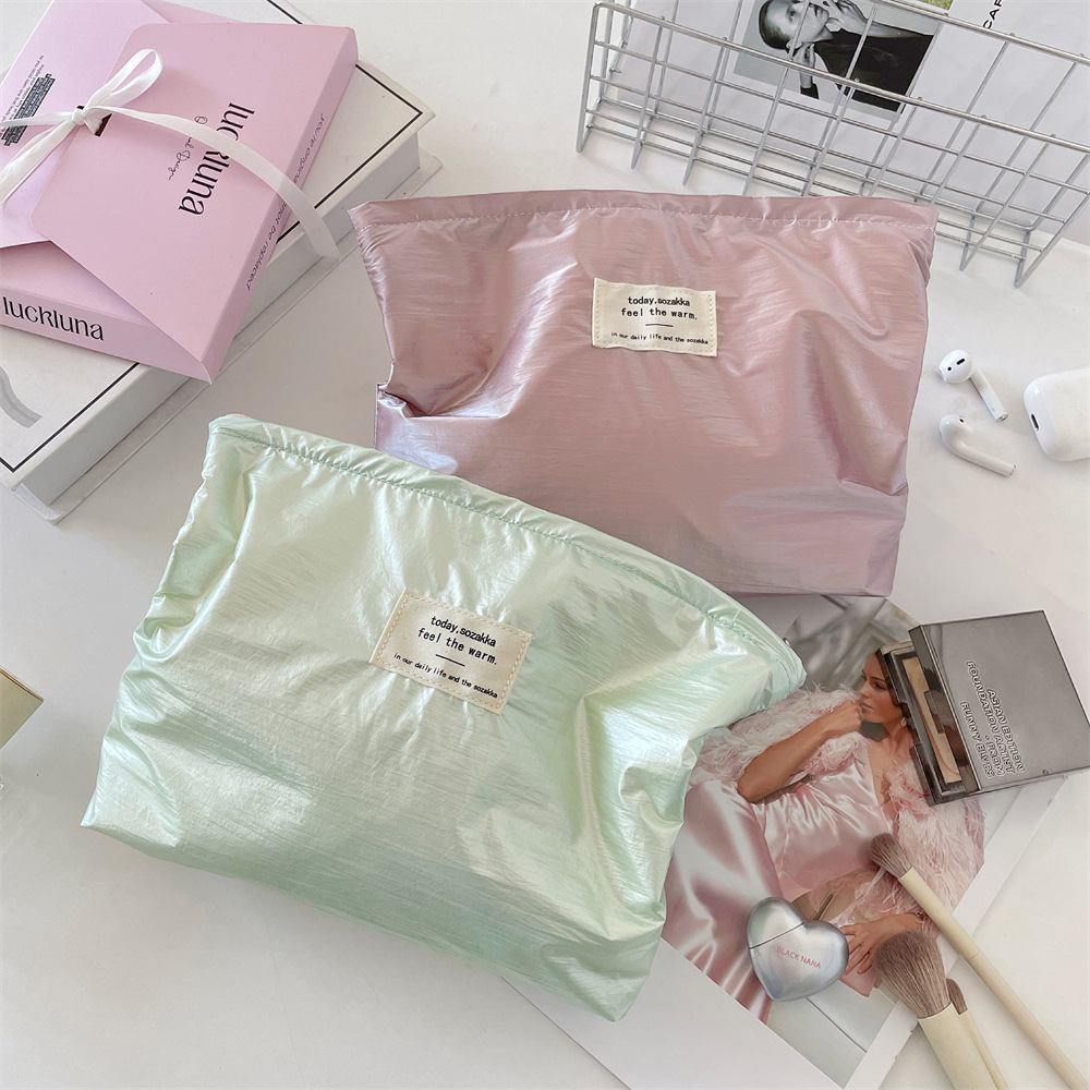 5691 stylish and niche silver glossy makeup bag, storage bag, large-capacity portable toiletry inner liner bag, and organizing bag Application Scenario