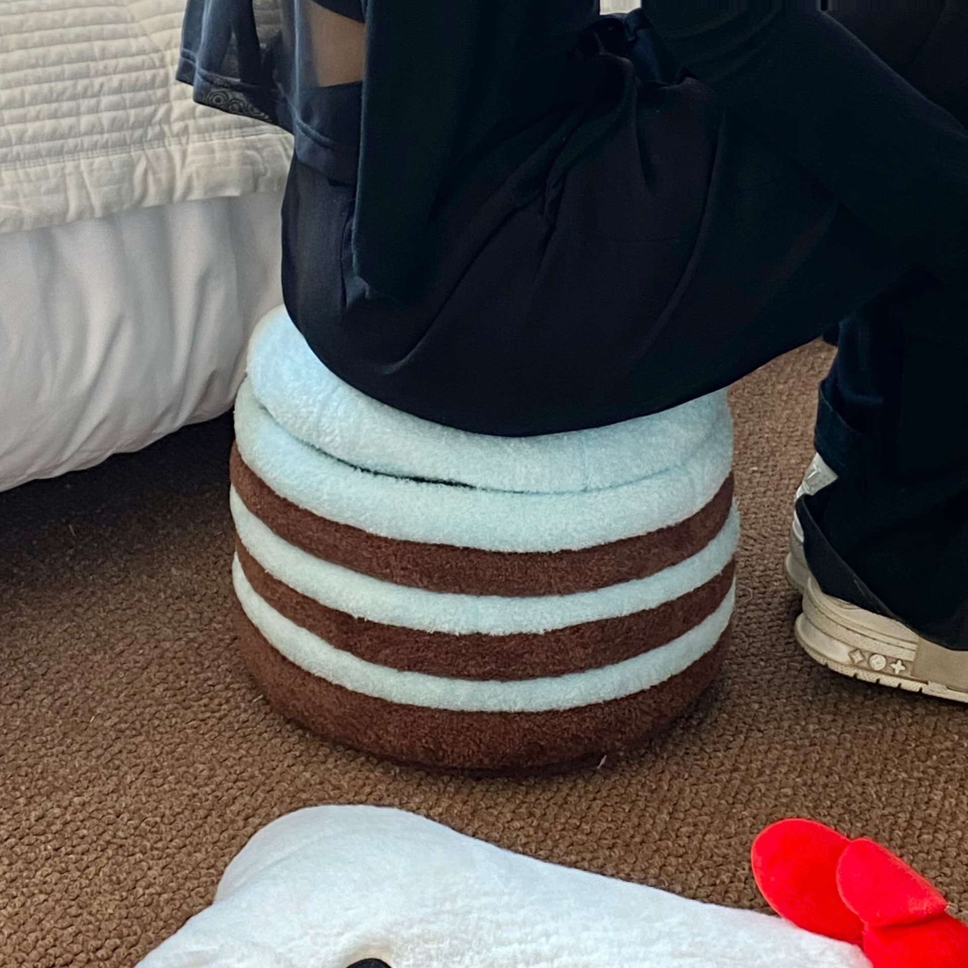 A cute covered storage stool for the living room, a storage box, a shoe-changing low stool for the entrance, and a sitting stool Application Scenario