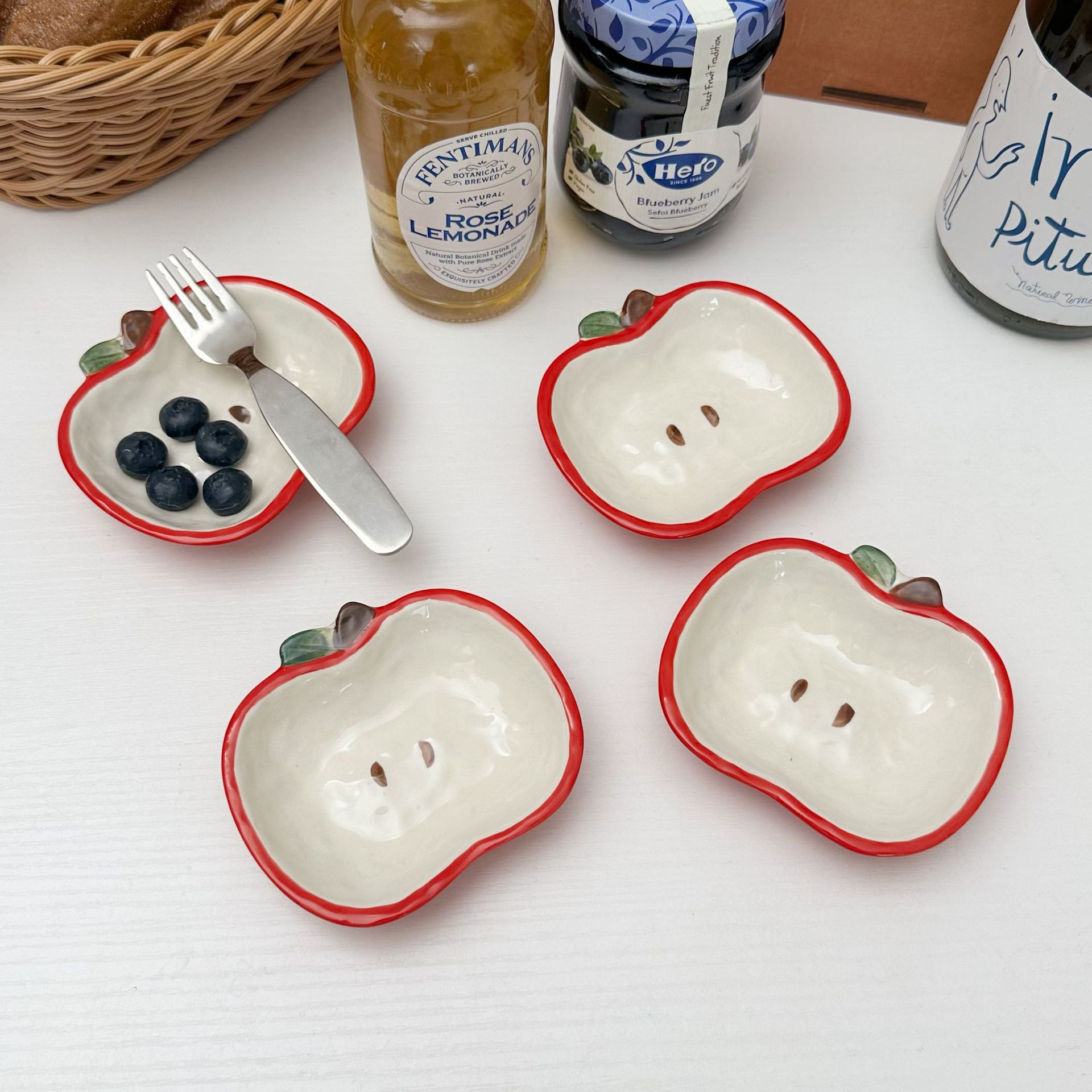 Apple ceramic bowl, high appearance level, apple-shaped hot pot dipping sauce plate, home snack plate, condiment plate details Picture