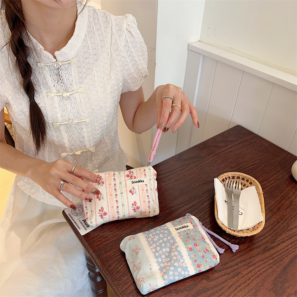 34224 ins fresh and light makeup bag, fabric storage, lipstick, coin purse, portable inner bag, toiletry clutch Application Scenario