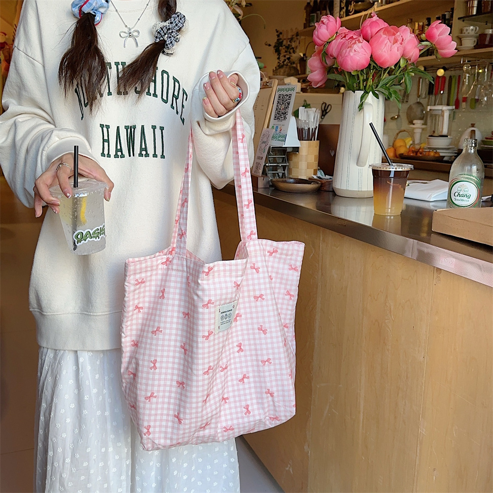The 44301 canvas bag is a fresh and cute girl's printed bow canvas bag. It is a large-capacity single-shoulder bag for students to attend classes Specification drawing