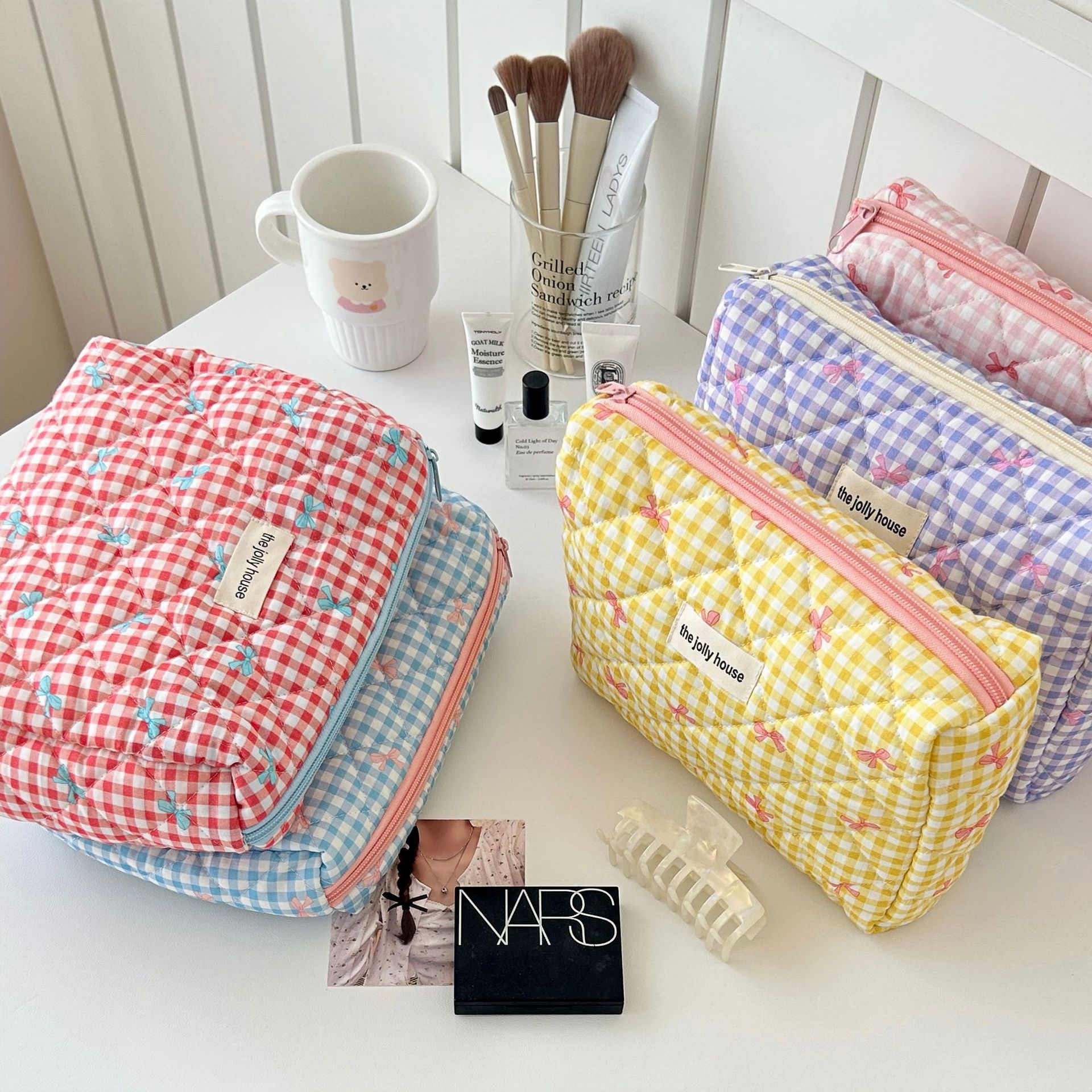 ins high appearance level makeup bag, large capacity checkered bow, portable travel skincare storage bag, toiletry bag details Picture