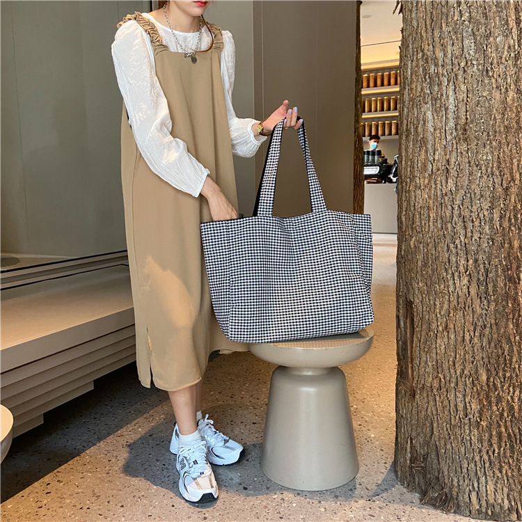08253 Japanese and Korean simple and fresh checkered double-sided single-shoulder bag for student girls, casual large-capacity dual-purpose fabric bag Application Scenario