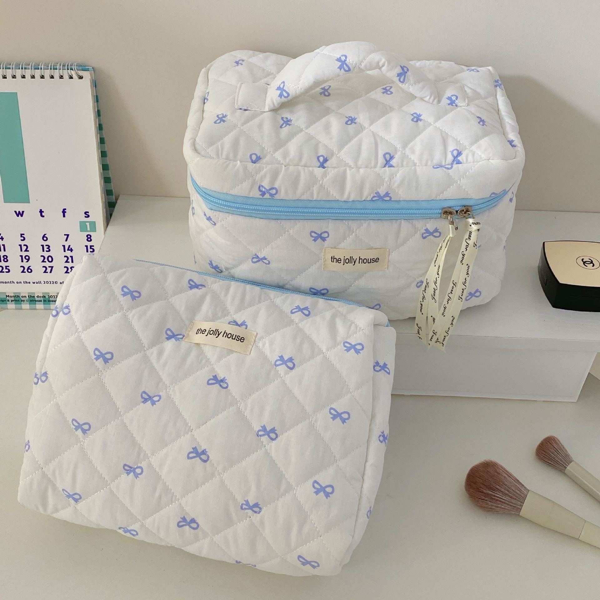 Fresh and clean bow makeup bag, large-capacity female student portable cosmetics hand-held storage bag, travel toiletries bag details Picture