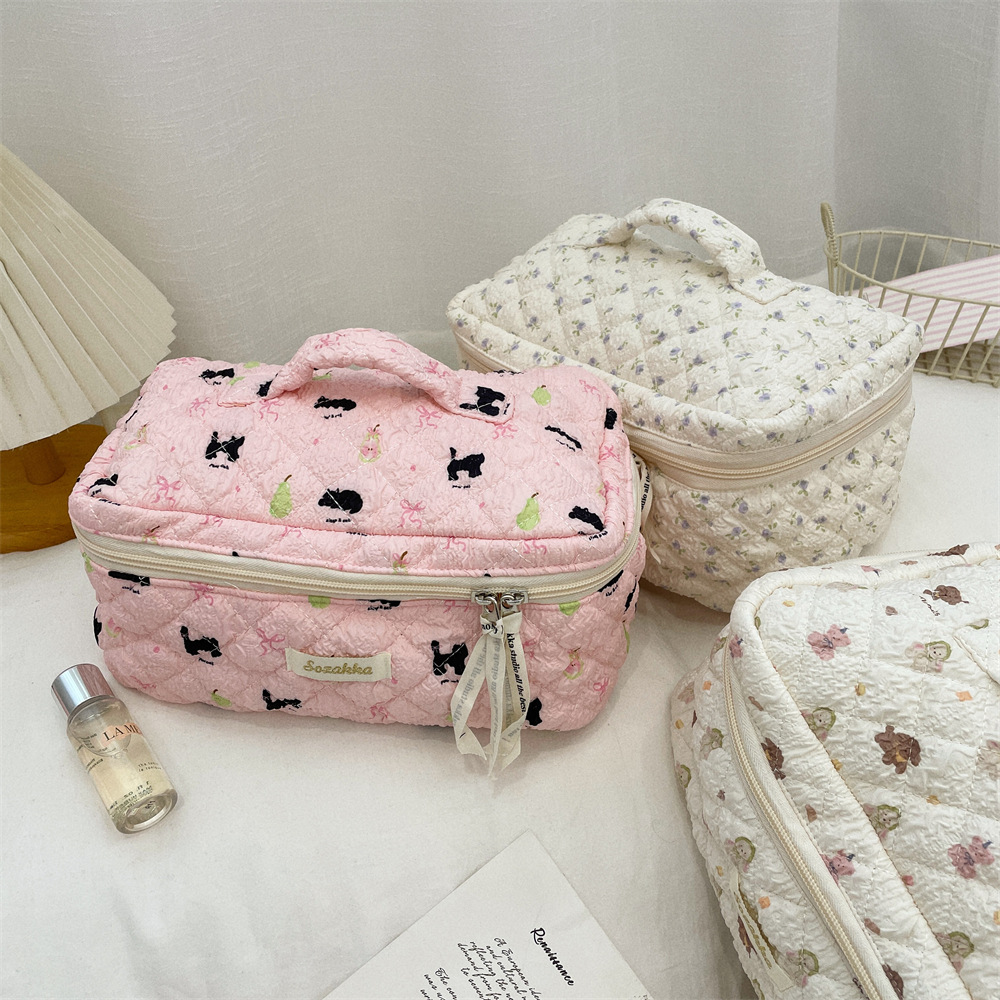4831 Cute Cartoon Makeup Bag, a new large-capacity portable travel toiletries and skincare storage bag for women Application Scenario