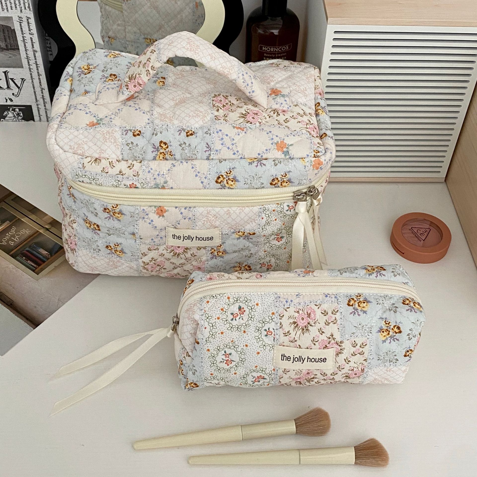 Patchwork floral hand-held makeup bag for women, large-capacity portable for going out, skin care and cosmetics storage bag, hand-held bag details Picture