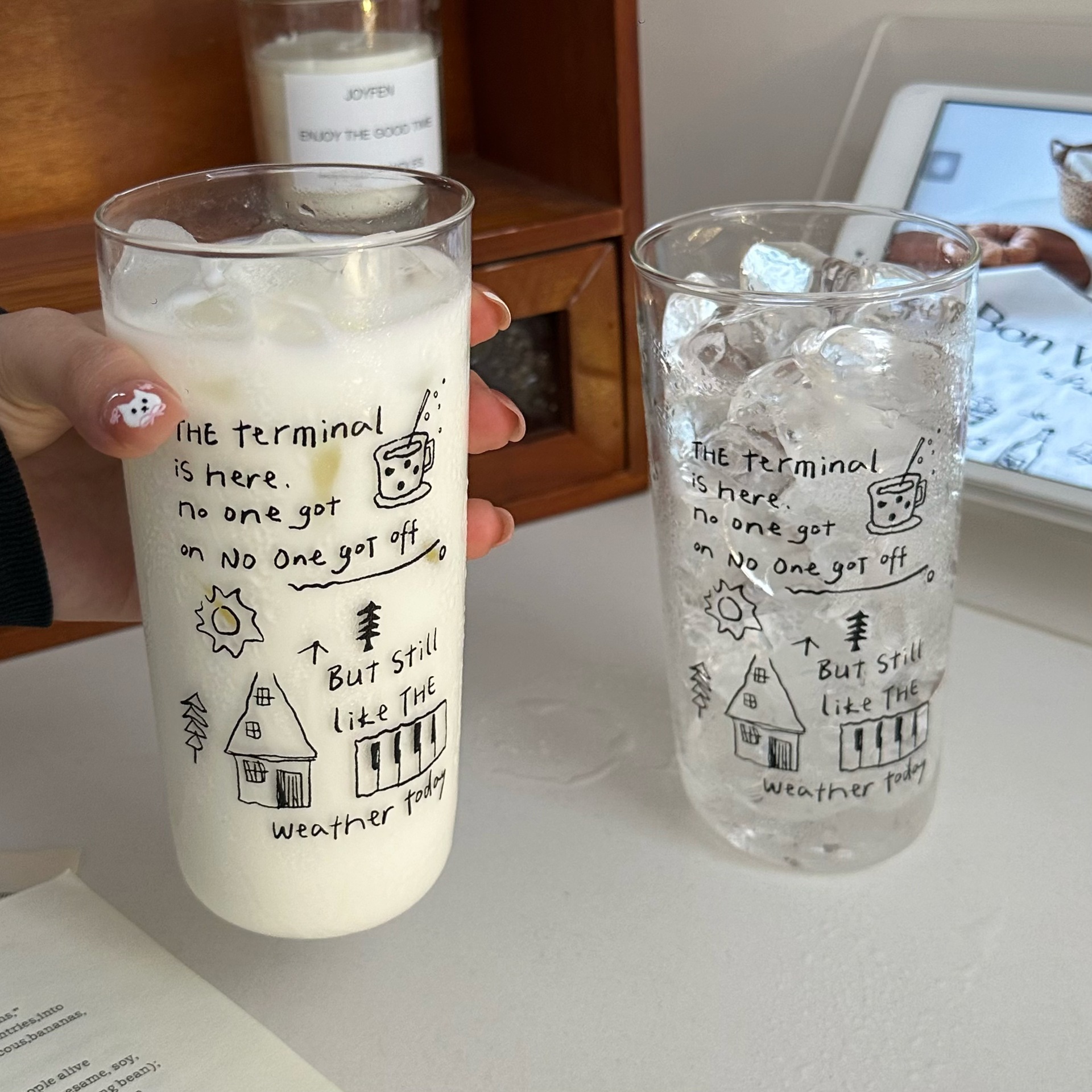 Retro-style simple line graffiti high borosilicate glass cup, high-temperature resistant large-capacity office coffee cup, breakfast cup Application Scenario