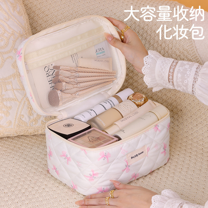 Small floral storage portable quilted cotton fabric bow makeup bag, large capacity, high-end multi-functional makeup bag details Picture