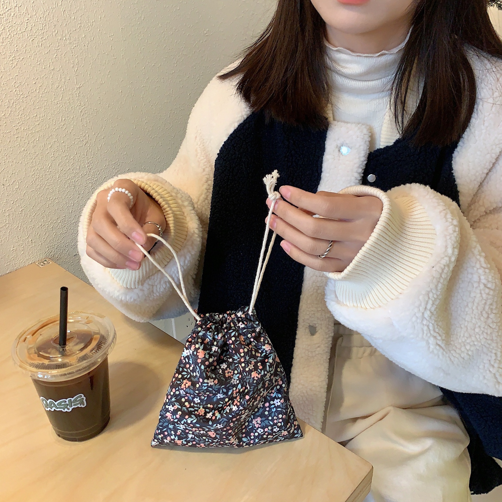 211181 Retro corduroy small floral pattern storage bag, hand-held cosmetic bag, jewelry, stationery, drawstring, dust-proof and organized details Picture