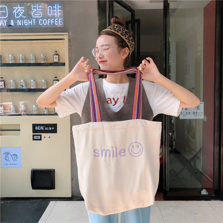 910282 Korean INS-style fabric embroidered smiling face large-capacity student single-shoulder girls' bag manufacturer, simple and fashionable for women Application Scenario