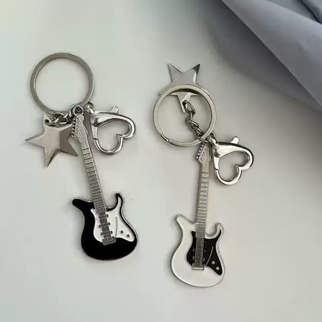 y2k Hot Girl Electric Guitar Star Bass Keychain ins American retro Niche bag Pendant Sweet and Cool Millennium Style Application Scenario