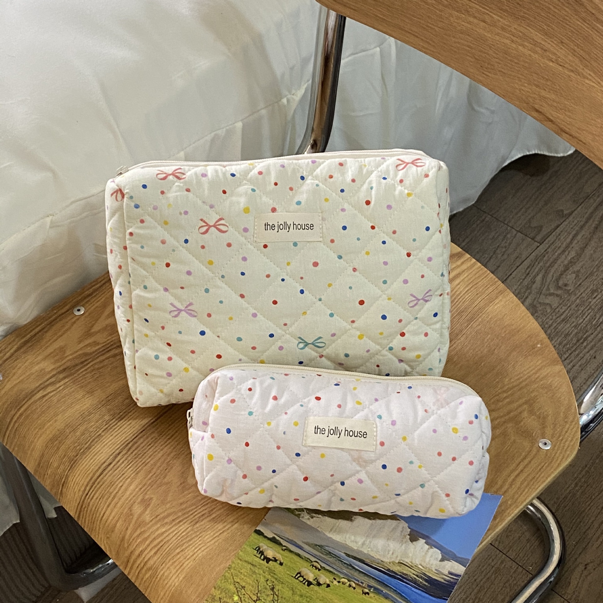 Original ~ins High appearance level, dot bow makeup bag, large capacity, portable, hand-held, out storage, toiletry bag for women Application Scenario