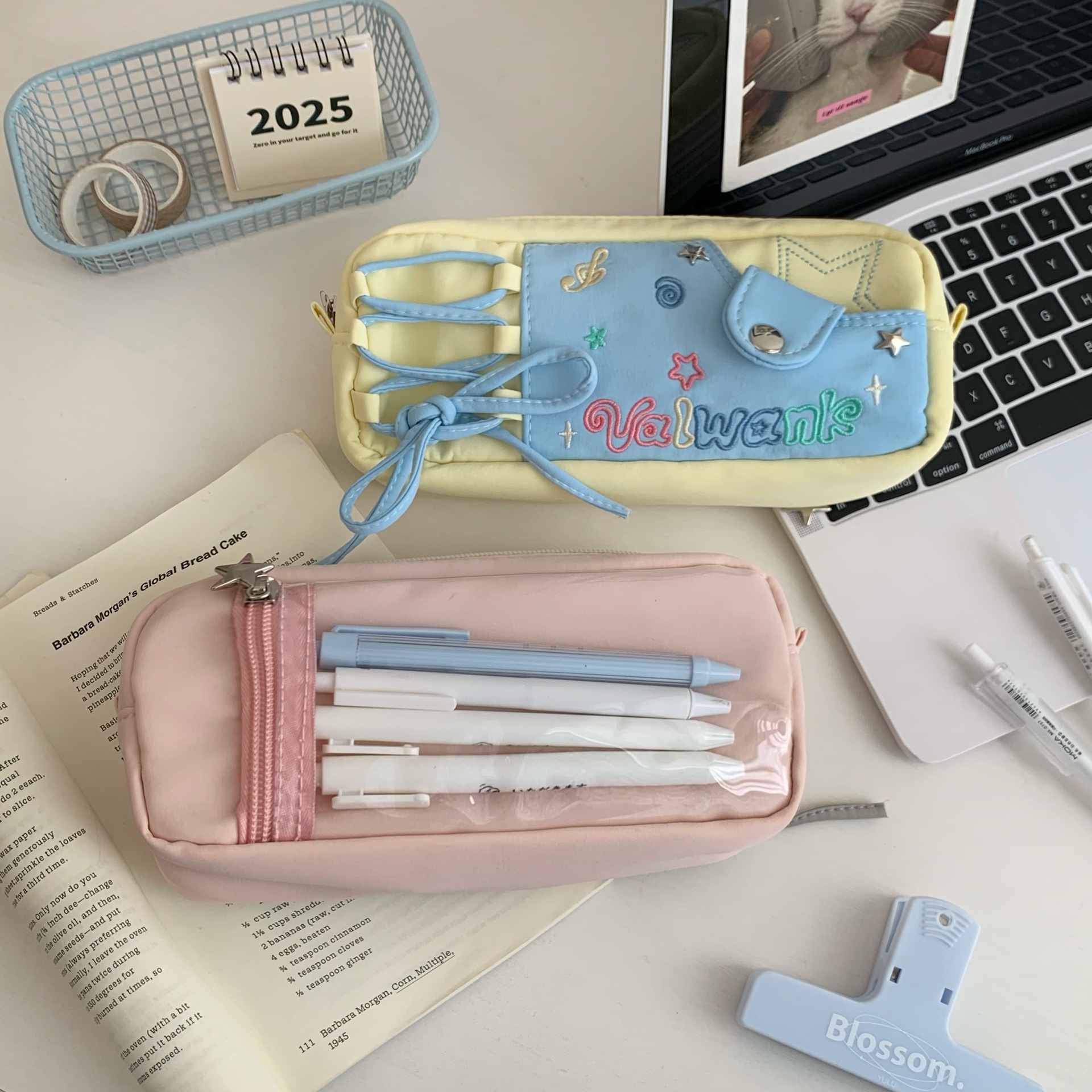 The new large-capacity canvas pen case has a high appearance level, is cute and cute, and is dirt-resistant. It is a storage box for primary school students' stationery and pencil cases Specification drawing