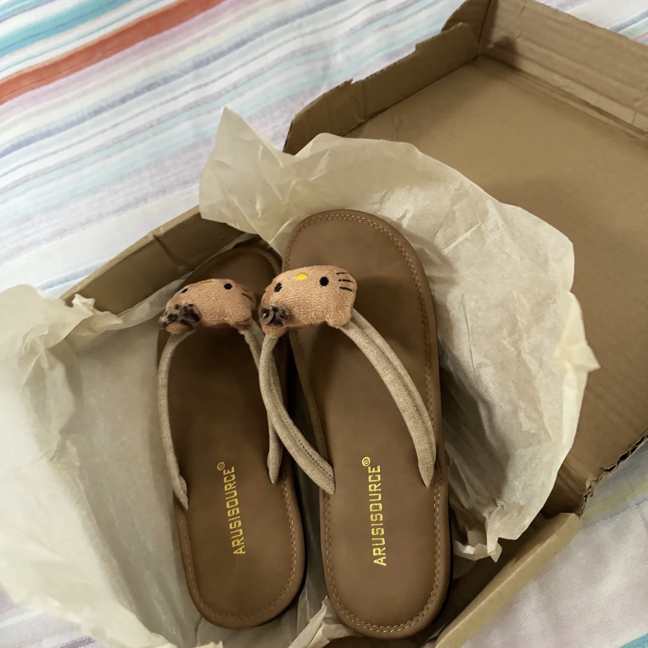 Retro denim cat flip-flops on Instagram, with a high level of appearance, stylish and durable toe slippers, a perfect match for both home and outdoor wear Specification drawing