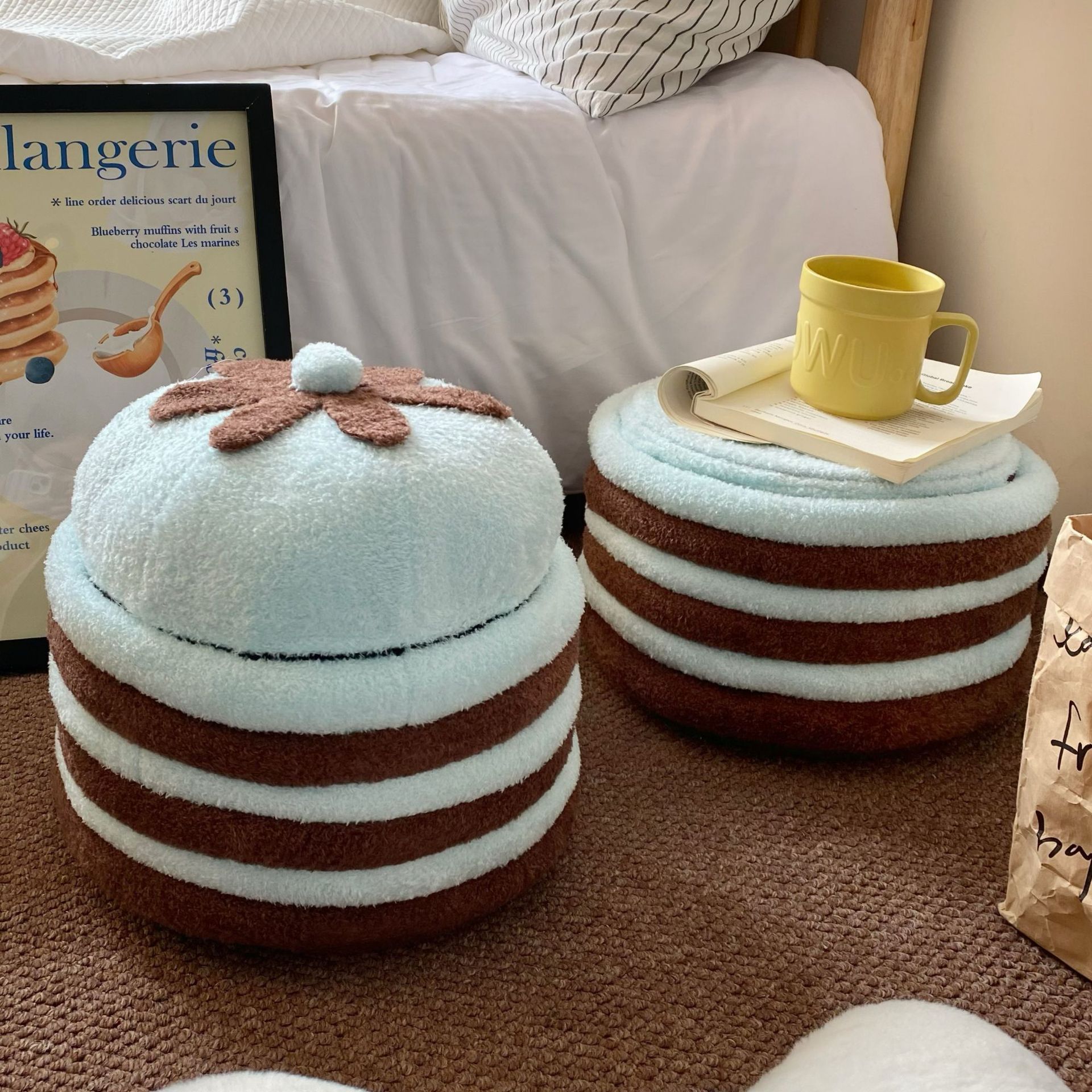 A cute covered storage stool for the living room, a storage box, a shoe-changing low stool for the entrance, and a sitting stool full figure