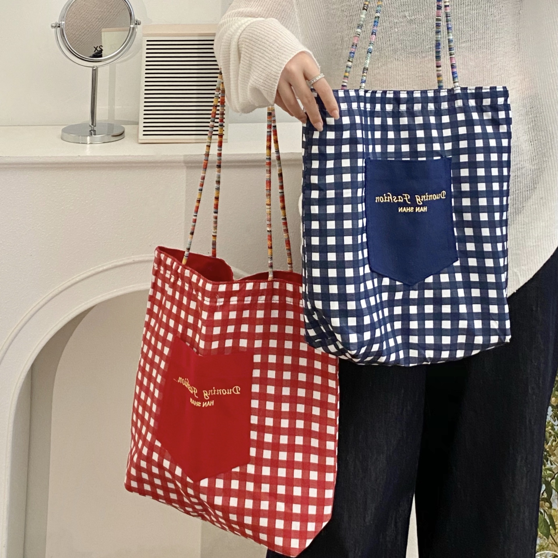 This retro checkered canvas bag is versatile for commuting. The tote bag can be used on both sides. It is a popular women's bag that can be carried by hand or underarm details Picture