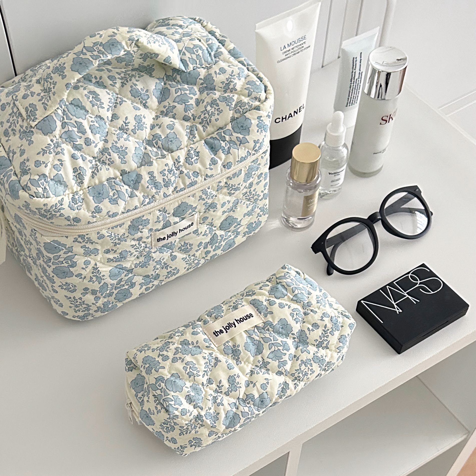 Fresh and delicate floral makeup bag, large-capacity cosmetics storage bag, portable hand-held toiletry bag, makeup bag for girls Application Scenario
