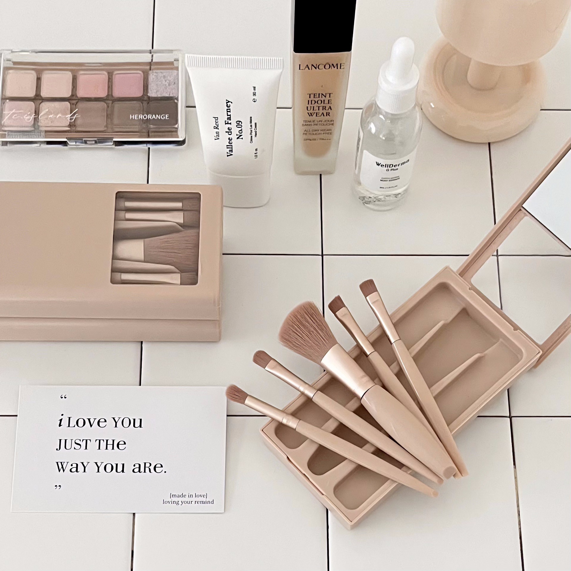 Mini portable makeup brush set, travel complete set, 5 pieces, including mirror, soft bristle foundation, eyeshadow brush, loose powder brush Specification drawing