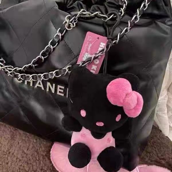 Black fur cat plush toy, the same style as the popular Japanese girl's heart pendant, cute cartoon bag keychain pendant Application Scenario