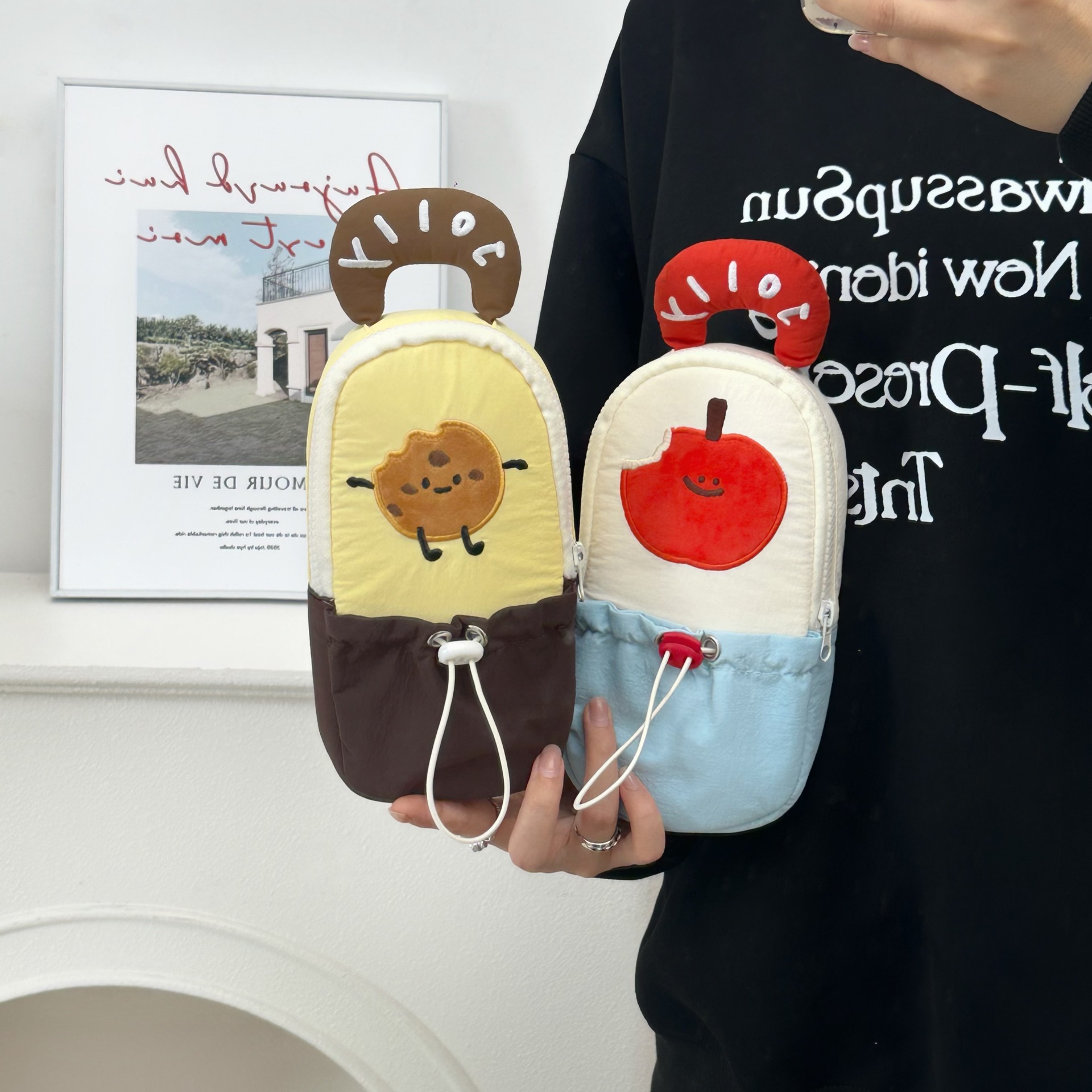 Original cartoon hand-held pencil case in Instagram, high appearance level, large capacity hand-held stationery box for high school students, standing stationery Application Scenario