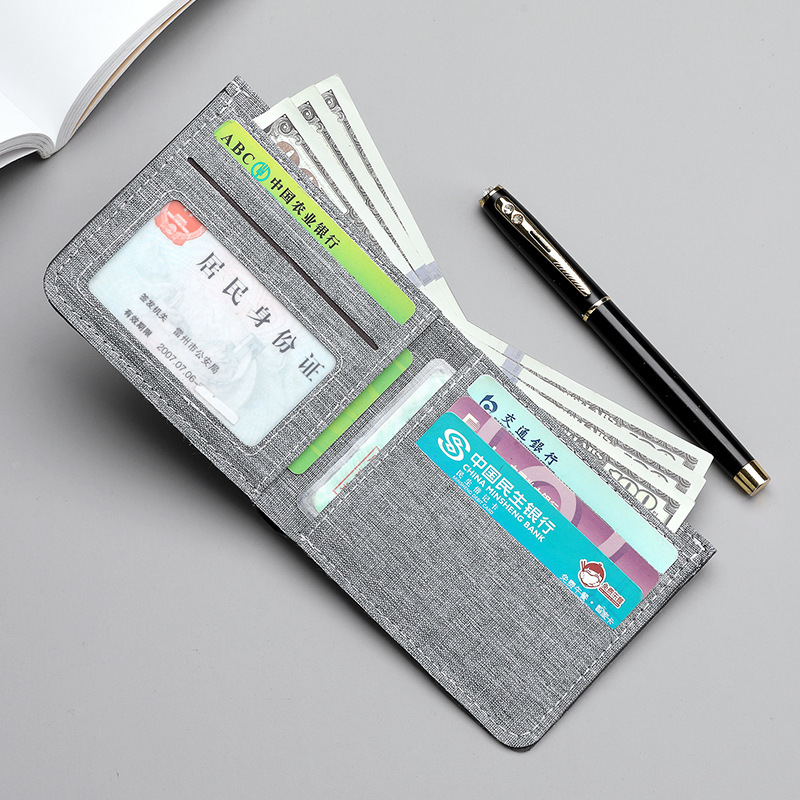 This men's short wallet is ultra-thin and niche. It is simple and can hold a driver's license. It has multiple slots for ID cards and a large capacity details Picture