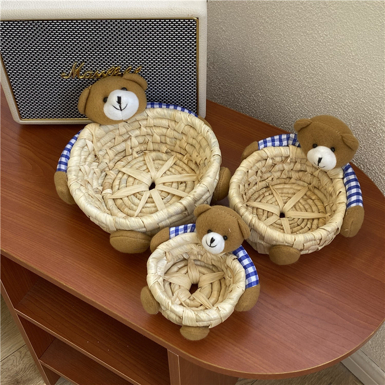 Ins-style bear hug storage basket, handcrafted straw woven student desk office straw woven miscellaneous items lipstick storage basket details Picture