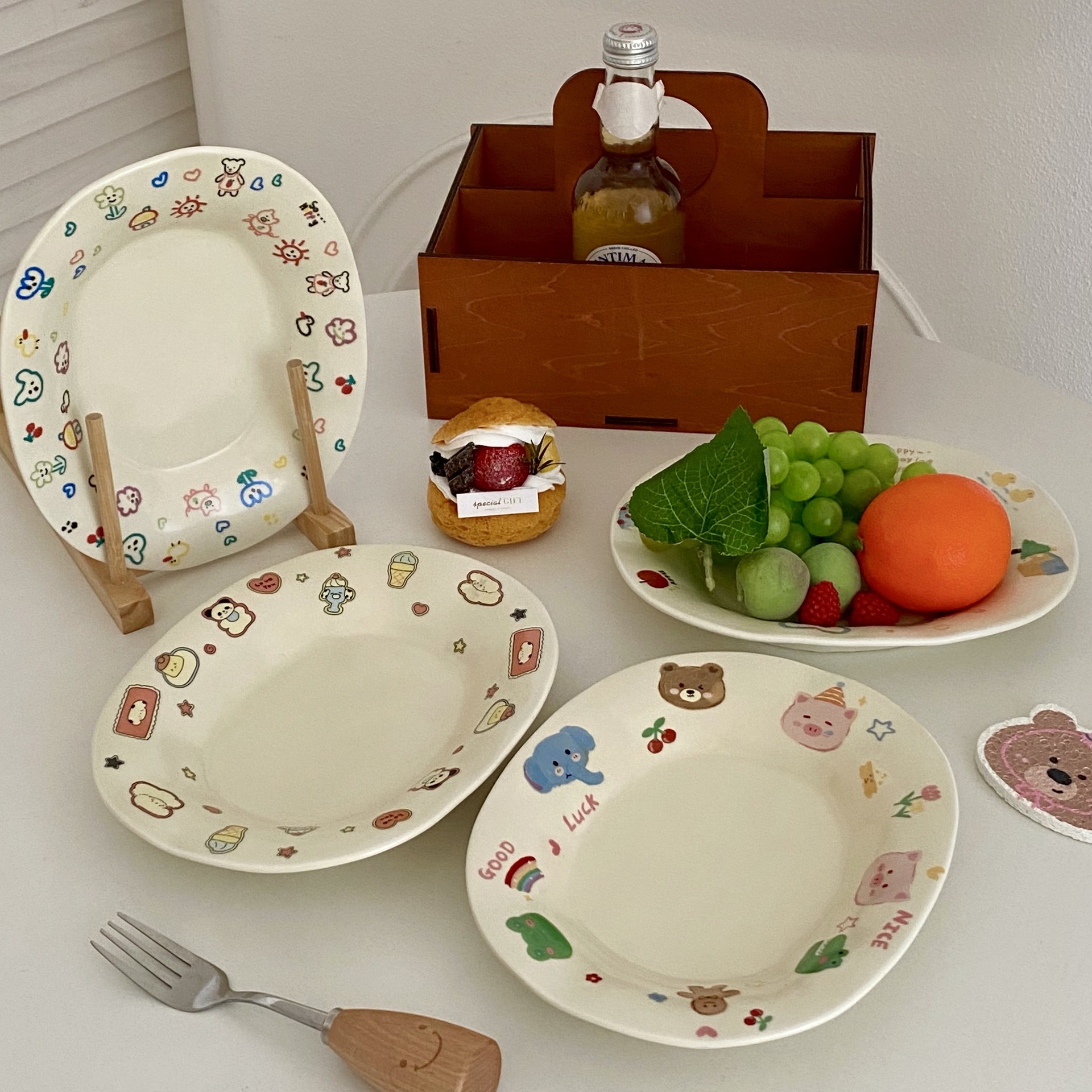 Ceramic graffiti series oval plate, cute cartoon animal kitchen fruit and vegetable plate, breakfast light food dessert photo plate full figure