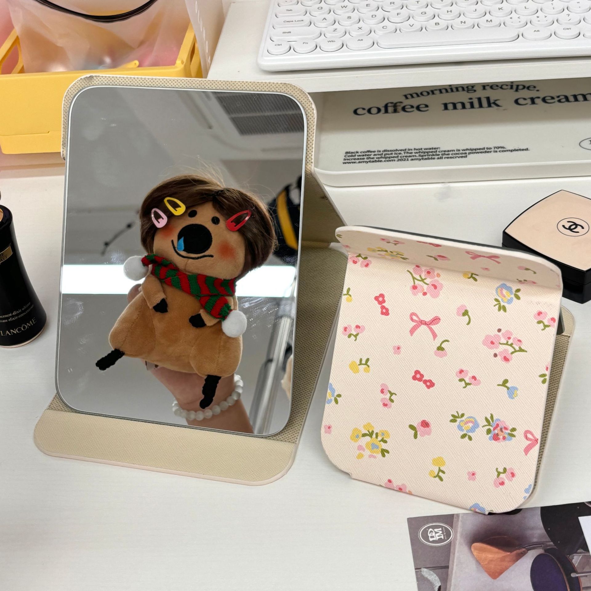 Ins-style cream floral print small mirror, portable folding makeup mirror, student dormitory desktop, table-top standing dressing mirror details Picture