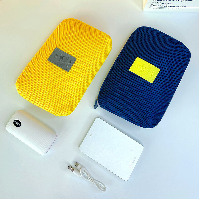 Shockproof thickened mesh travel digital storage bag, mobile phone data cable storage bag, earphone hard drive USB flash drive storage bag Application Scenario
