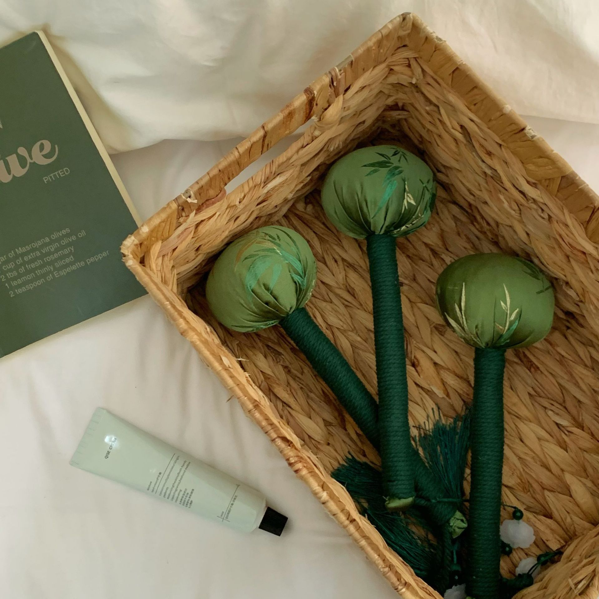 The Chinese-style willow leaf and mugwort hammer is a hand-held moxibustion hammer that massages the shoulders and neck. The tapping stick patts the meridians of the eight deficiencies and taps the cervical vertebrae Application Scenario