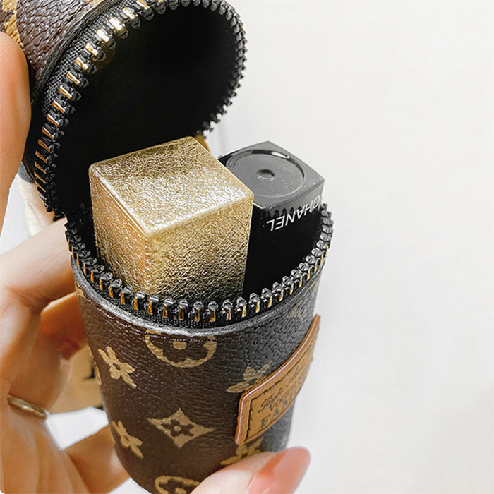 Mini lipstick makeup bag with retro print on Instagram for women, 2024 new style small earphone key pendant bag Application Scenario