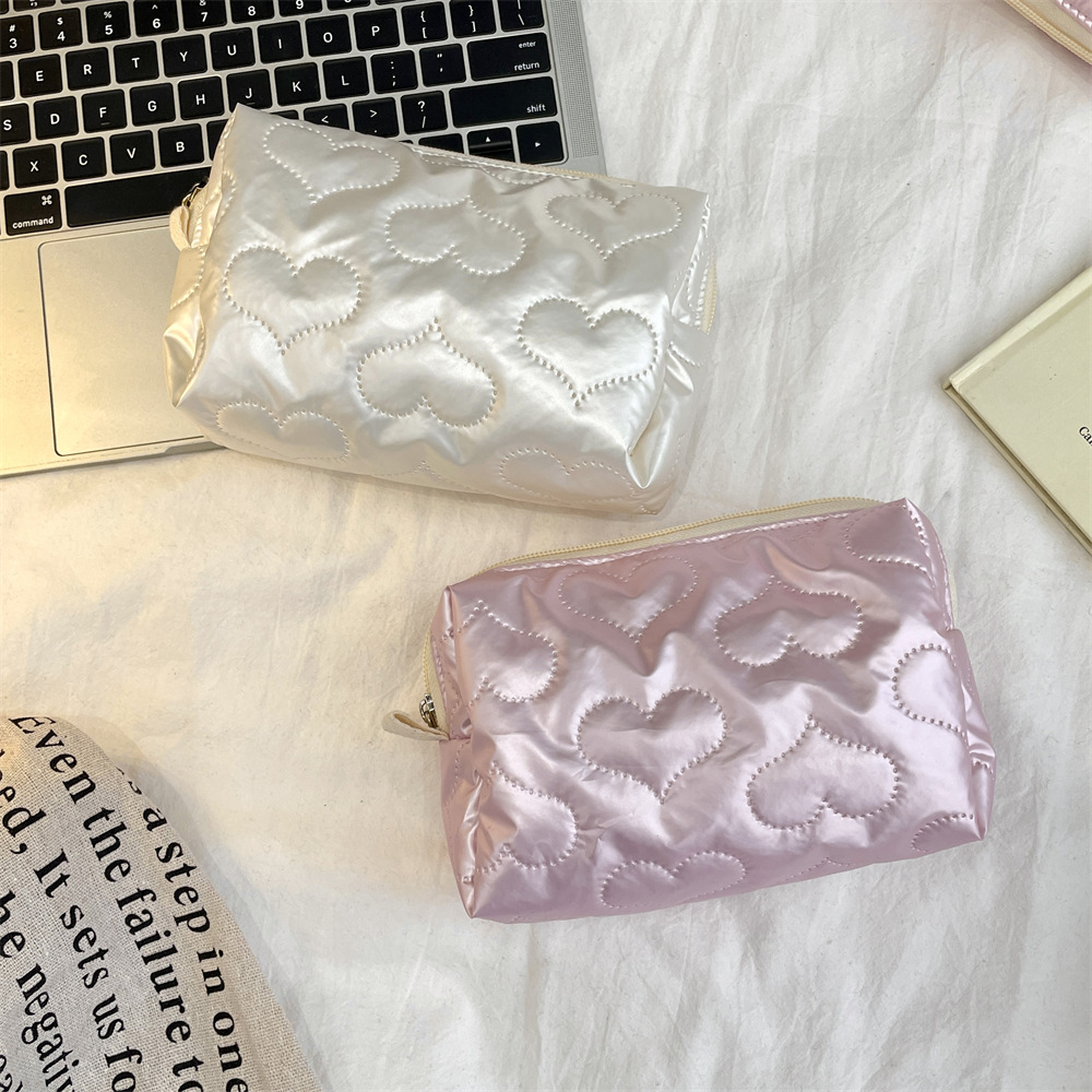411263 Heart-shaped pattern cosmetic bag, stationery pen case, large-capacity miscellaneous storage bag, multi-purpose for travel and washing Application Scenario