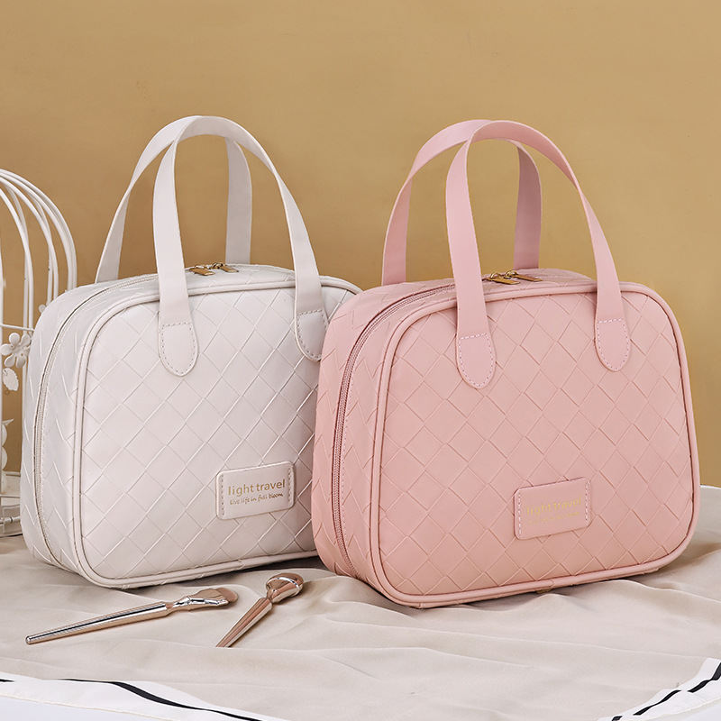 A new large-capacity hand-held tagi cosmetic bag with a woven checkered crescent shape and a high-end feel, featuring waterproof compartments for storage full figure
