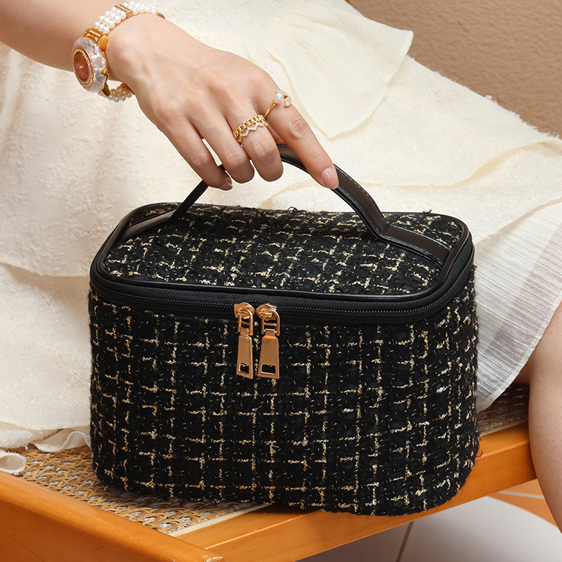 Wholesale new women's makeup bag, small chanel-style, large-capacity ins hand-held toiletries and storage bag, portable for going out, high appearance level Specification drawing