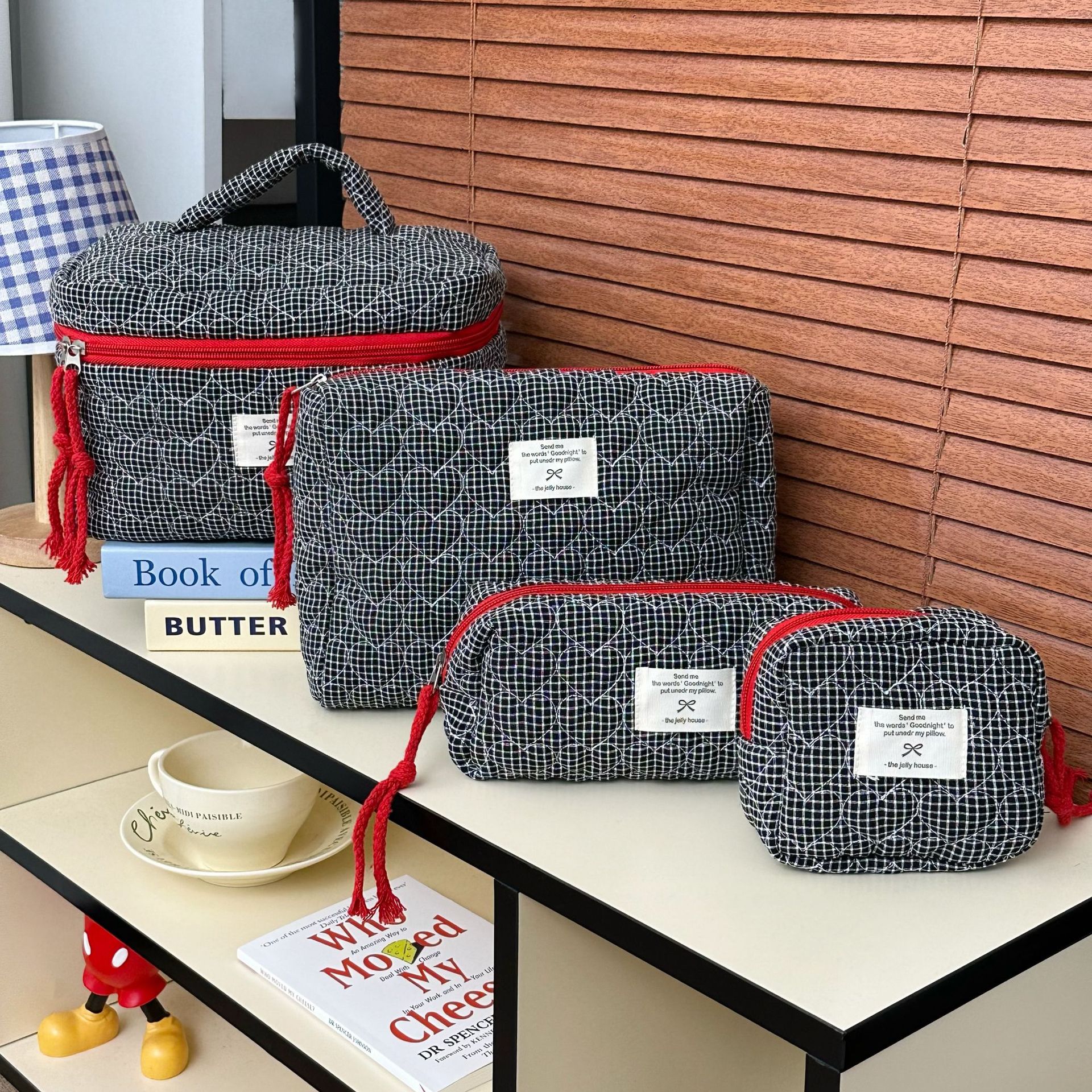 Color-blocking heart-shaped quilted storage bag 2025 New style makeup bag for women, portable large-capacity student cosmetics and toiletries bag details Picture